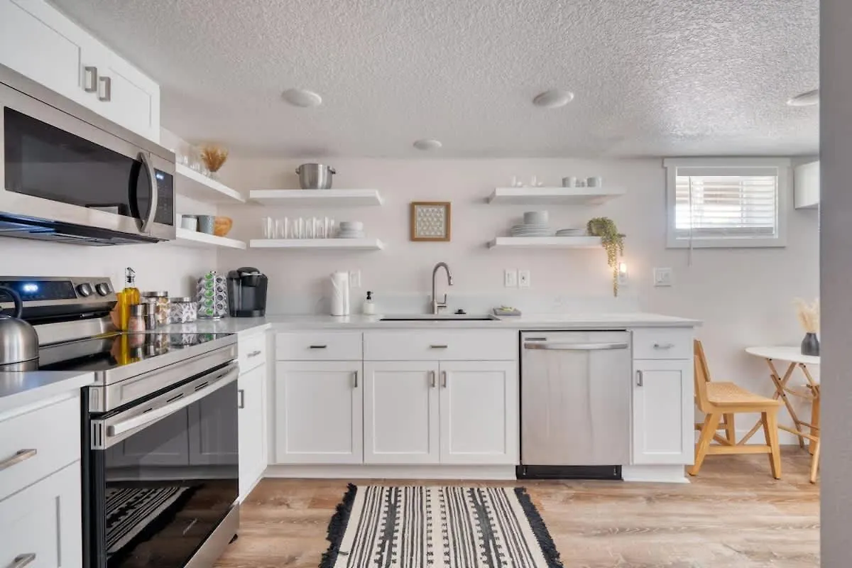 Stay Portland - Vibrant Portland Getaway, Chic Flat